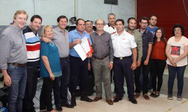 El Intendente Cravero entregó un importante subsidio a Bomberos Voluntarios