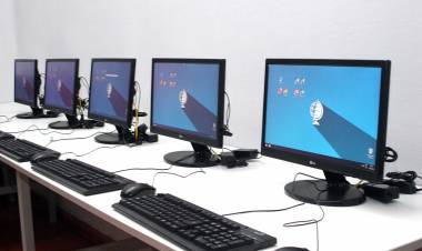 El Intendente participó de la presentación de la refuncionalización de la Sala de Informática de la Escuela Vélez Sársfield