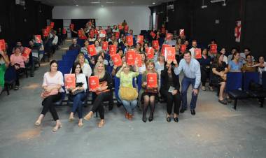 El Intendente Cravero entregó $5.000.000,00 en  subsidios y  becas a Escuelas e Instituciones intermedias