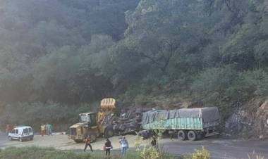 Viajaban cinco cordobeses en un camión que volcó: 3 muertos