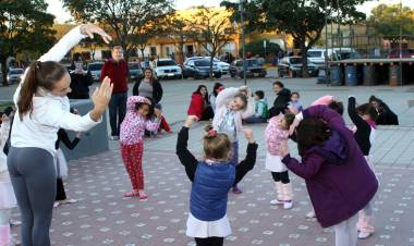 Talleres culturales intervinieron en la Plaza 25 de Mayo