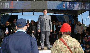 Con desfile se realizó el acto protocolar del 25 de Mayo del 208 aniversario de la Patria