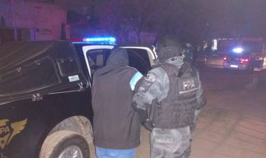 LLEVABA ENVOLTORIOS DE COCAÍNA EN SU ROPA INTERIOR PARA UNA FUTURA VENTA Y FUE DESCUBIERTA POR LA FPA