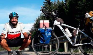 Cordobés llegó en bicicleta a Rusia: "Son 14 mil kilómetros"