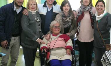 EL INTENDENTE CRAVERO ENTREGÓ UNA SILLA DE RUEDAS MOTORIZADA Y FESTEJÓ EL DÍA DEL AMIGO EN EL HOGAR DE ANCIANOS MUNICIPAL