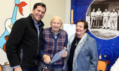 El Intendente Cravero saluda al Ciudadano Ilustre Coco Schiavoni en su cumpleaños