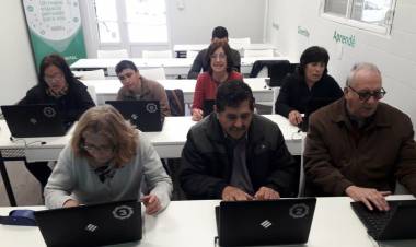 Jubilados visitaron el Punto Digital