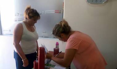 EL MUNICIPIO ENTREGA CAJA DE MERCADERÍA A SUS EMPLEADOS