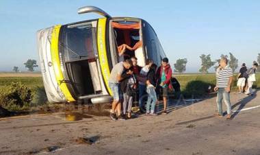 Volcó un micro en Santa Fe: hay varios heridos