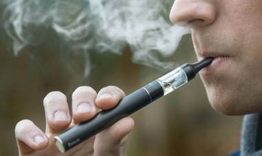 Fumaba un cigarrillo electrónico, le explotó y murió