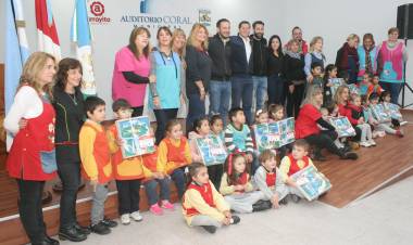 El Municipio entregó Banderas de Arroyito a Jardines de Infantes