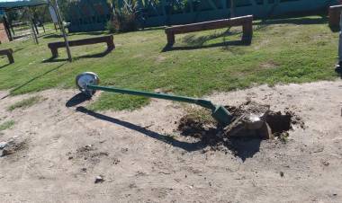 REPUDIO POR ROTURAS DE COLUMNAS DE ILUMINACIÓN EN LOS NUEVOS QUINCHOS MUNICIPALES 