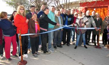 SE INAUGURÓ LA OBRA DEL ADOQUINADO EN CALLE QUINTELA DEL BARRIO IPV