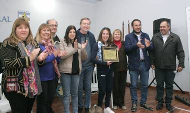 En una noche emotiva Elizabeth Noriega fue recibida y reconocida por la Municipalidad de Arroyito