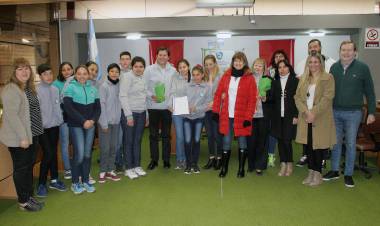 El Intendente recibió a alumnos de la escuela El Descanso que presentaron Proyecto