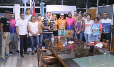 Ciclistas entregan trofeo al intendente proveniente de los Suqui Bike
