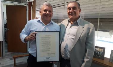 Reconocimiento del escritor Juan José Oliva Olmos al Intendente Gustavo Benedetti