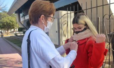 ENTREGA DE LAZOS AZULES: SEMANA DE PREVENCIÓN DEL CONSUMO DE DROGAS