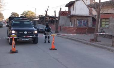 VENDÍAN ESTUPEFACIENTES EN UN BALDÍO DE ARROYITO. DOS DETENIDOS