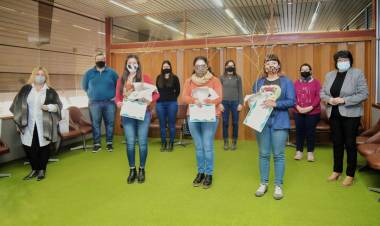 ENTREGAMOS ÁRBOLES A LAS GANADORAS DEL CONCURSO FOTOGRÁFICO ACTITUD ECO