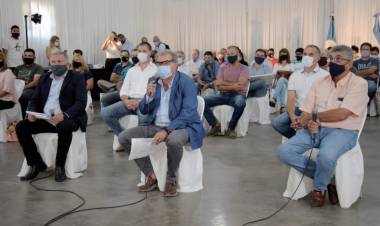 EL INTENDENTE GUSTAVO BENEDETTI Y EL MINISTRO SERGIO BUSSO ENTREGARON INCENTIVOS POR BUENAS PRÁCTICAS AGROPECUARIAS