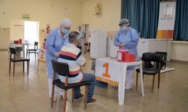 COMENZARON LAS VACUNACIONES A LOS MAYORES DE 70 AÑOS QUE CONTABAN CON TURNO