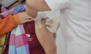 EL GOBIERNO MUNICIPAL ADQUIRIÓ Y COLOCÓ MÁS DE 300 VACUNAS ANTIGRIPALES A EMPLEADOS MUNICIPALES