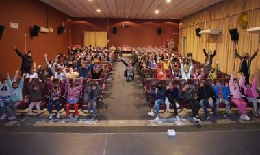 EL GOBIERNO MUNICIPAL LLEVÓ A MÁS DE 80 NIÑOS Y NIÑAS AL CINE EL SÁBADO PASADO