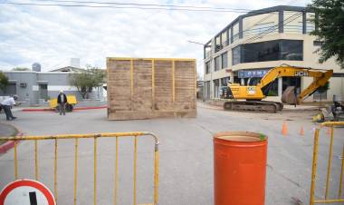 LA MEGA OBRA DE DESAGÜES YA LLEGÓ A LA INTERSECCIÓN DE LA AV. MARIANO MORENO ESQUINA MITRE