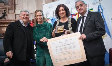 EL GOBIERNO MUNICIPAL, POR PARTE DEL SENADO DE LA NACIÓN, RECIBE IMPORTANTE PREMIO «GOBERNADOR CRESTO» POR SUS POLÍTICAS EDUCATIVAS
