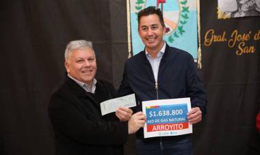 Manuel Calvo entregó aportes para ampliar la red domiciliaria de gas para vecinos de Arroyito