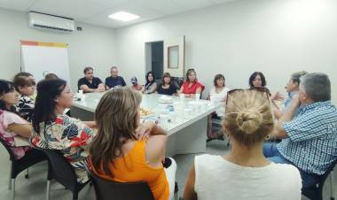 EL EQUIPO DE SALUD MUNICIPAL JUNTO A DIRECTORAS DE ESCUELAS ARTICULANDO ACCIONES