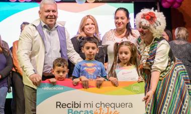 CRECER EDUCANDO: EL INTENDENTE BENEDETTI OTORGÓ 800 NUEVAS “BECAS ÚTILES” QUE BENEFICIARÁN A MÁS DE 600 FAMILIAS