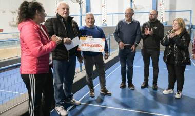 EL INTENDENTE GUSTAVO VISITÓ LAS INSTALACIONES DEL BOCHÍN CLUB ARROYITO