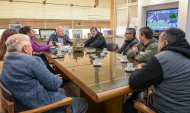 EL INTENDENTE JUNTO A MIEMBROS DE LA COMISIÓN DEL CLUB 24 DE SEPTIEMBRE AVANZAN EN UN PROYECTO DE SOLUCIÓN AL CONFLICTO DE LOS TERRENOS DEL PREDIO A TRAVÉS DE UNA EXPROPIACIÓN 