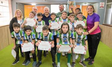 EL INTENDENTE BENEDETTI RECONOCIÓ A LOS CAMPEONES DEL TORNEO INFANTIL ORGANIZADO POR CANAL 12