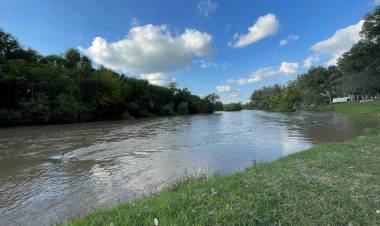Dolor en Arroyito: Aparece sin vida un hombre en la vera del río