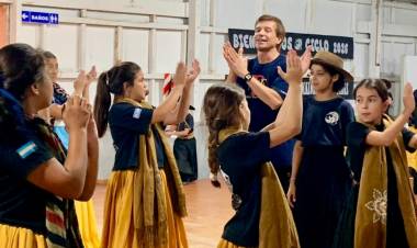 Arroyito: 45 niños y niñas de la Escuela Municipal de Folklore se capacitaron con el maestro Ariel Sosa