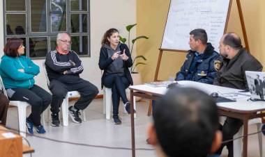 REUNIÓN CON VECINOS PARA ABORDAR PROBLEMÁTICAS DE CONVIVENCIA VIAL Y RUIDOS MOLESTOS