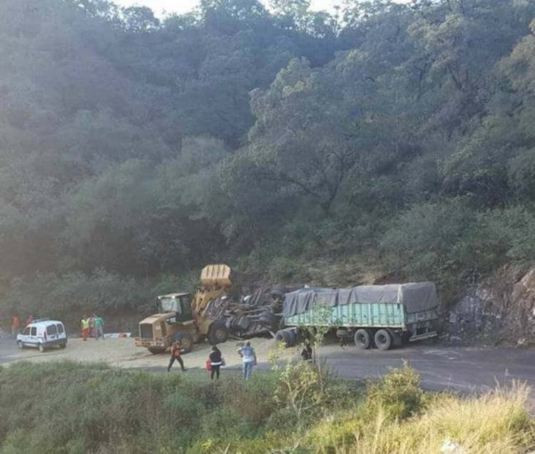 Viajaban cinco cordobeses en un camión que volcó: 3 muertos