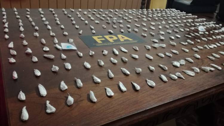 LA FPA DESARTICULÓ UNA BANDA QUE COMERCIALIZABA COCAÍNA DE ALTA PUREZA EN CORRAL DE BUSTOS. NUEVE DETENIDOS