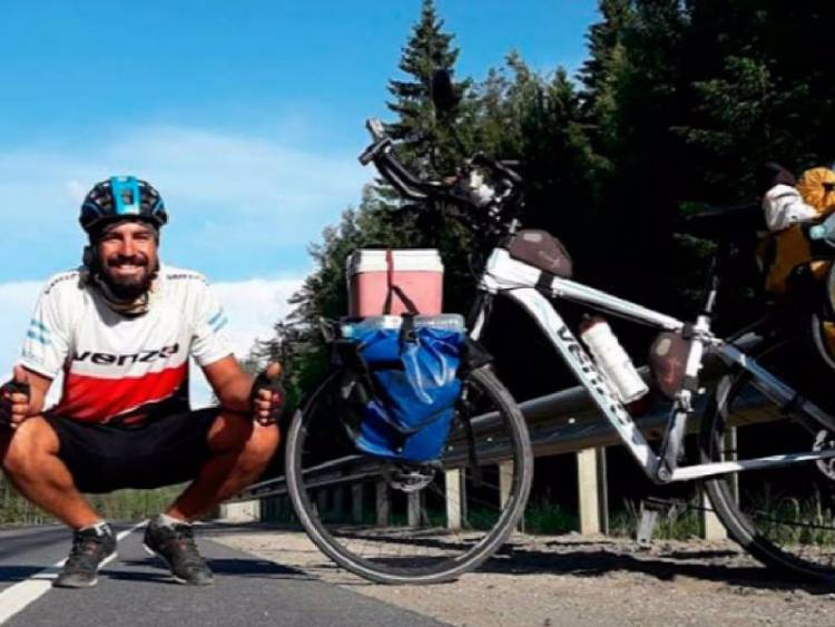 Cordobés llegó en bicicleta a Rusia: "Son 14 mil kilómetros"