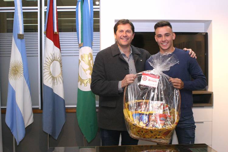 EL INTENDENTE RECIBIÓ AL FUTBOLISTA  AUGUSTO SCHOTT