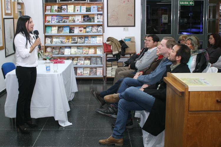 En la Noche de las Bibliotecas, Mariana Lloret presentó su libro
