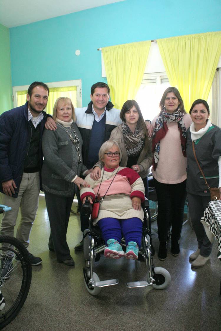 EL INTENDENTE CRAVERO ENTREGÓ UNA SILLA DE RUEDAS MOTORIZADA Y FESTEJÓ EL DÍA DEL AMIGO EN EL HOGAR DE ANCIANOS MUNICIPAL