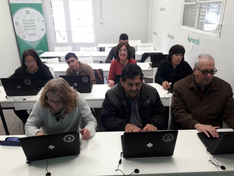 Jubilados visitaron el Punto Digital