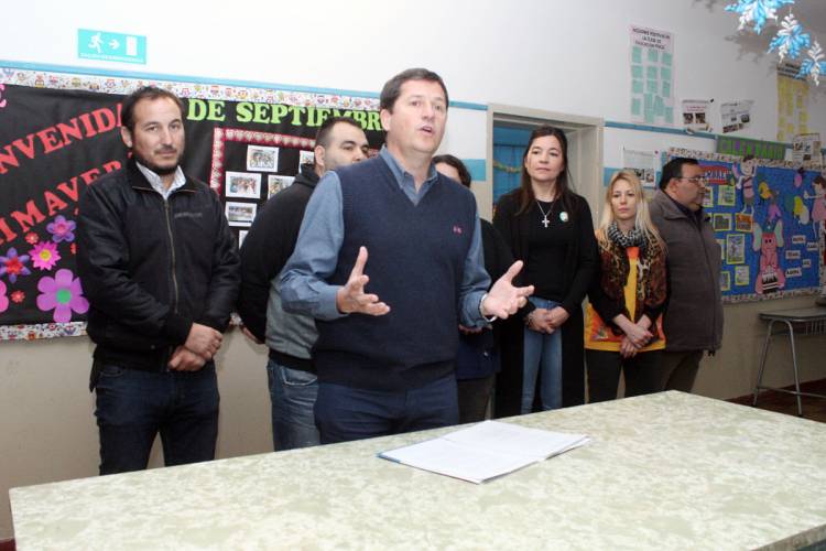 El Intendente Cravero anunció la construcción de aulas Auroras en el Paraje al Curva