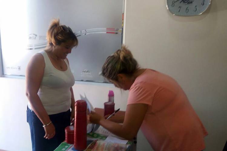 EL MUNICIPIO ENTREGA CAJA DE MERCADERÍA A SUS EMPLEADOS