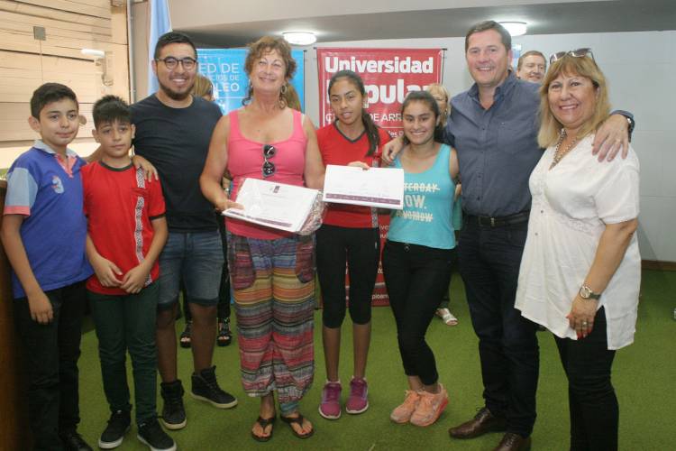 Se entregaron los Certificado de la Universidad Popular
