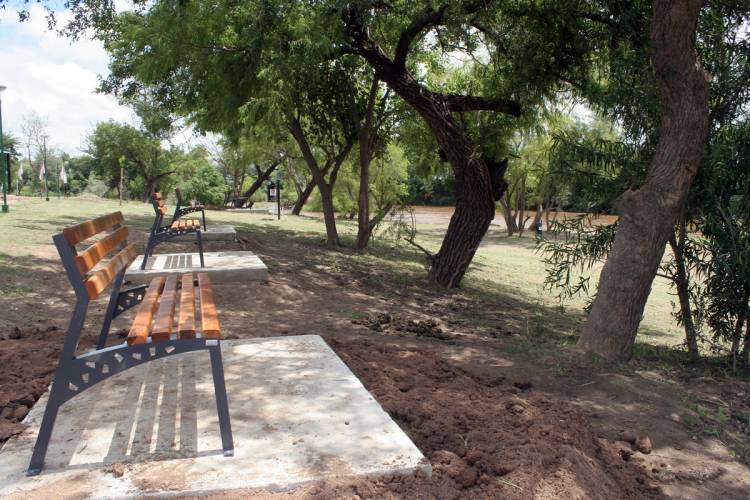 EL MUNICIPIO DE ARROYITO SIGUE RECUPERANDO SU BALNEARIO MUNICIPAL  INAUGURACIÓN QUINCHOS MUNICIPALES